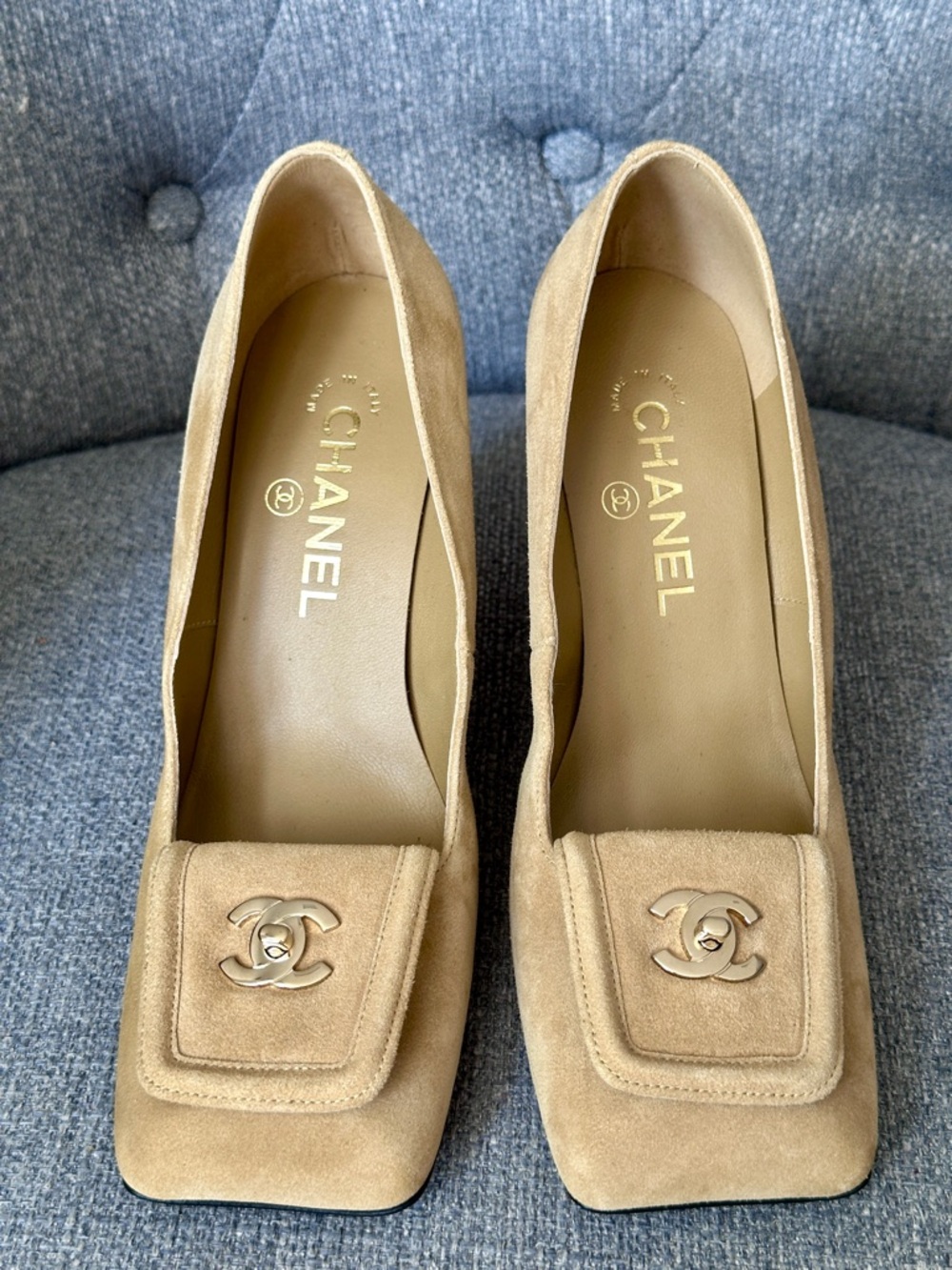 NEW Chanel Blazy CAMEL BEIGE BROWN Square Toe CC Logo Turn-lock Pumps Heels 37C